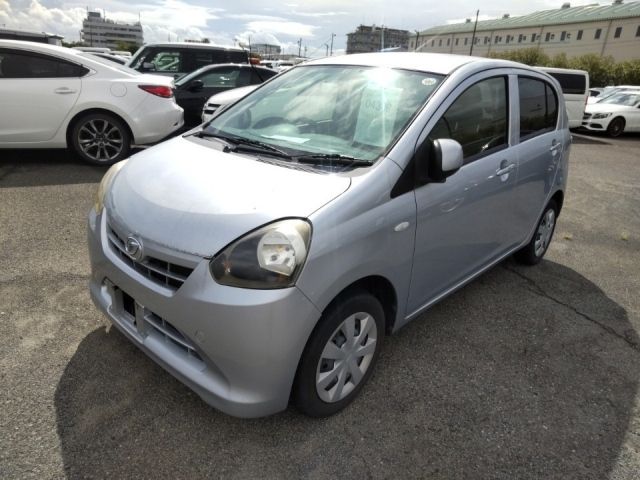 4379 Daihatsu Mira e s LA300S 2013 г. (LUM Kobe Nyusatsu)